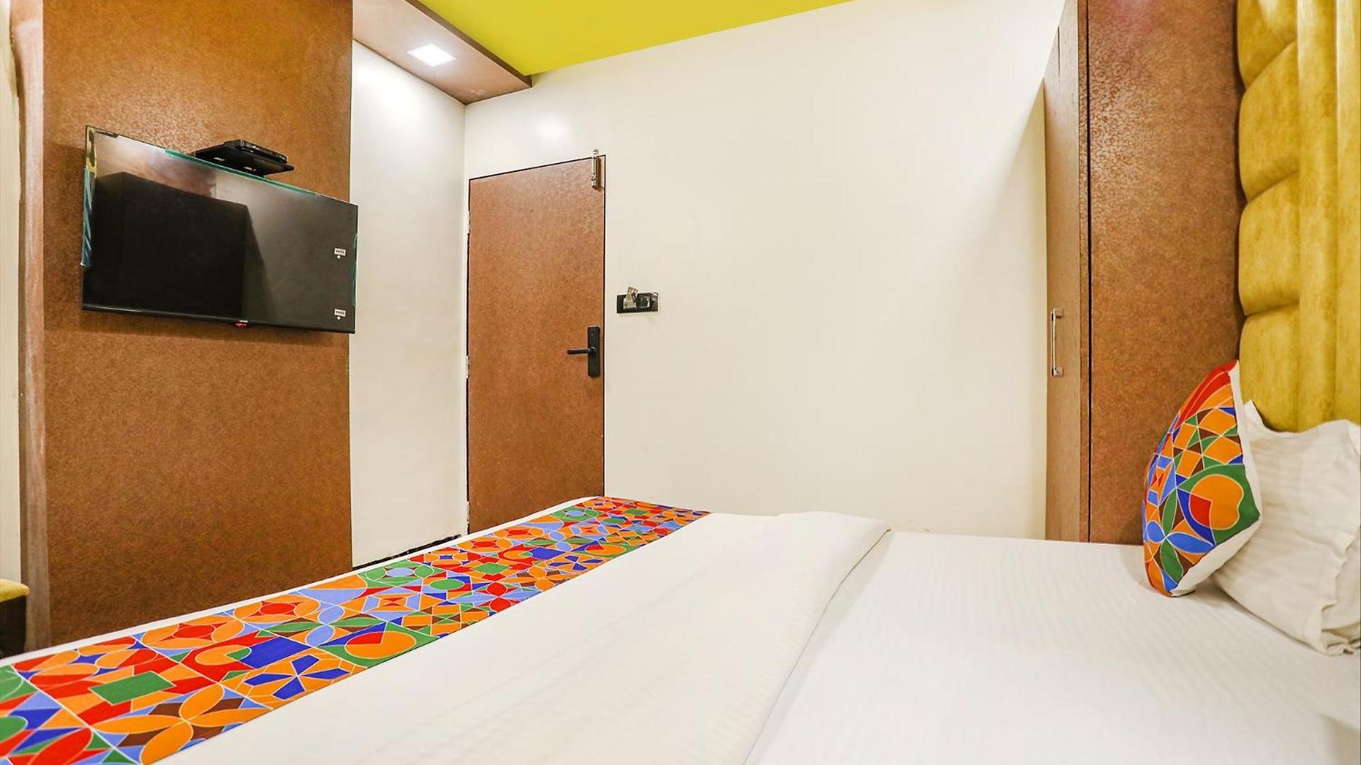 Hotel Via Versova Residency - Nr Kokilaben Hospital Mumbai