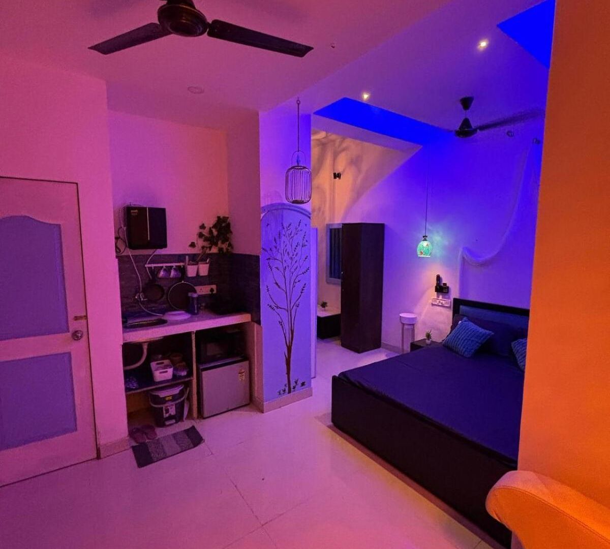 Ivy Splendour Blu Private Studio, Oshiwara,