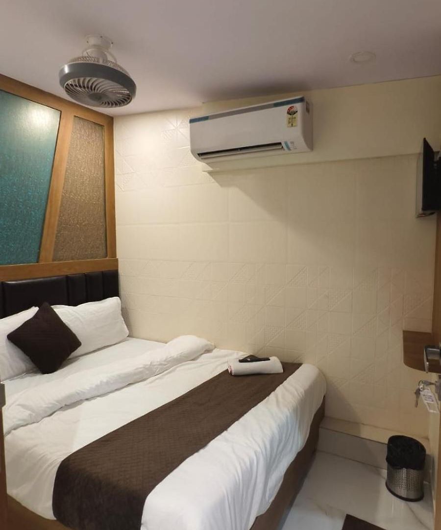 Hotel Crest 2*