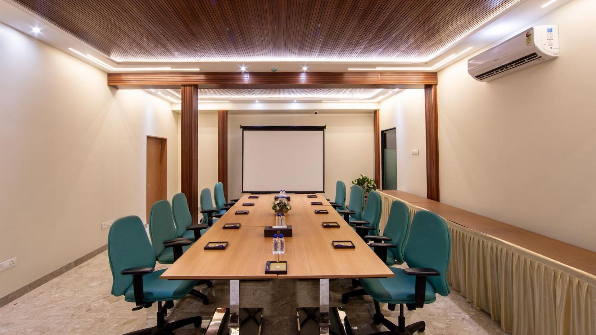 Hotel Afotel Mumbai-near International Airport 3*