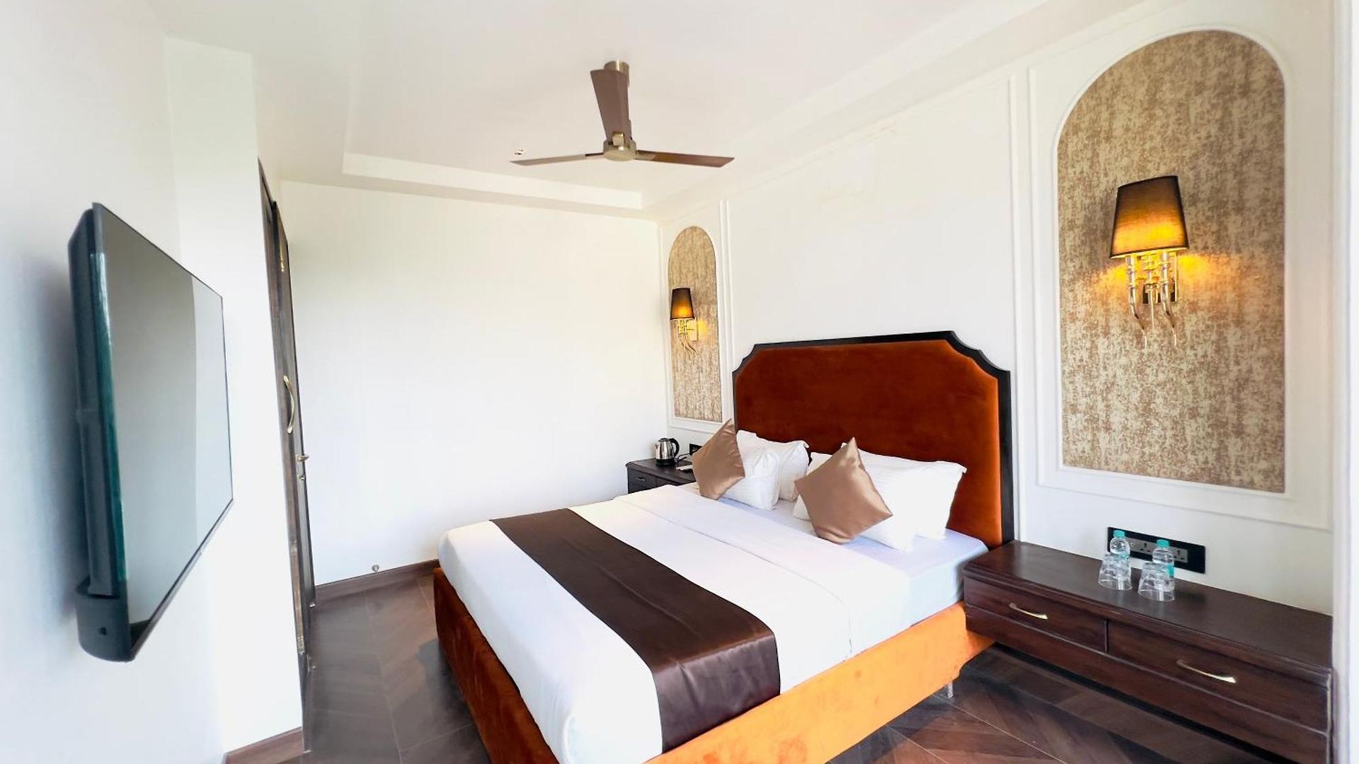 White Pearl - Colaba Hotel