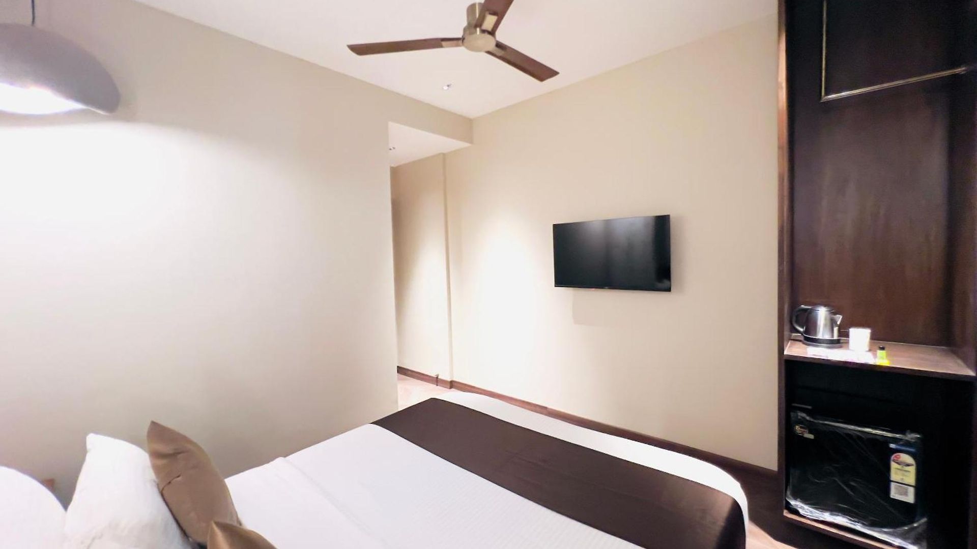 White Pearl - Colaba Hotel