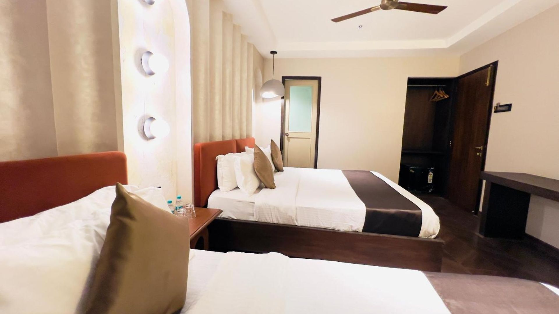 Hotel White Pearl - Colaba 3*