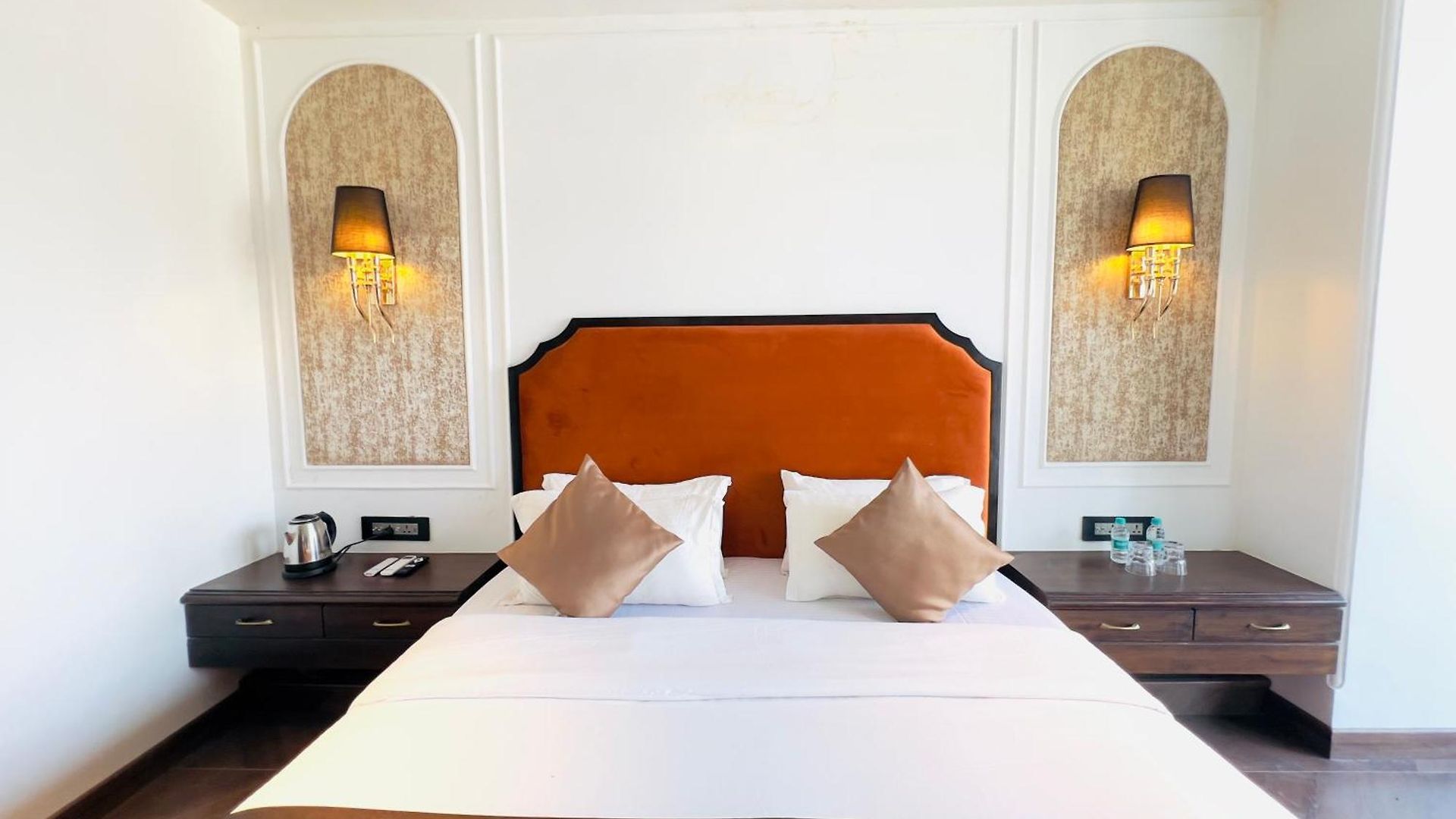 White Pearl - Colaba 3*