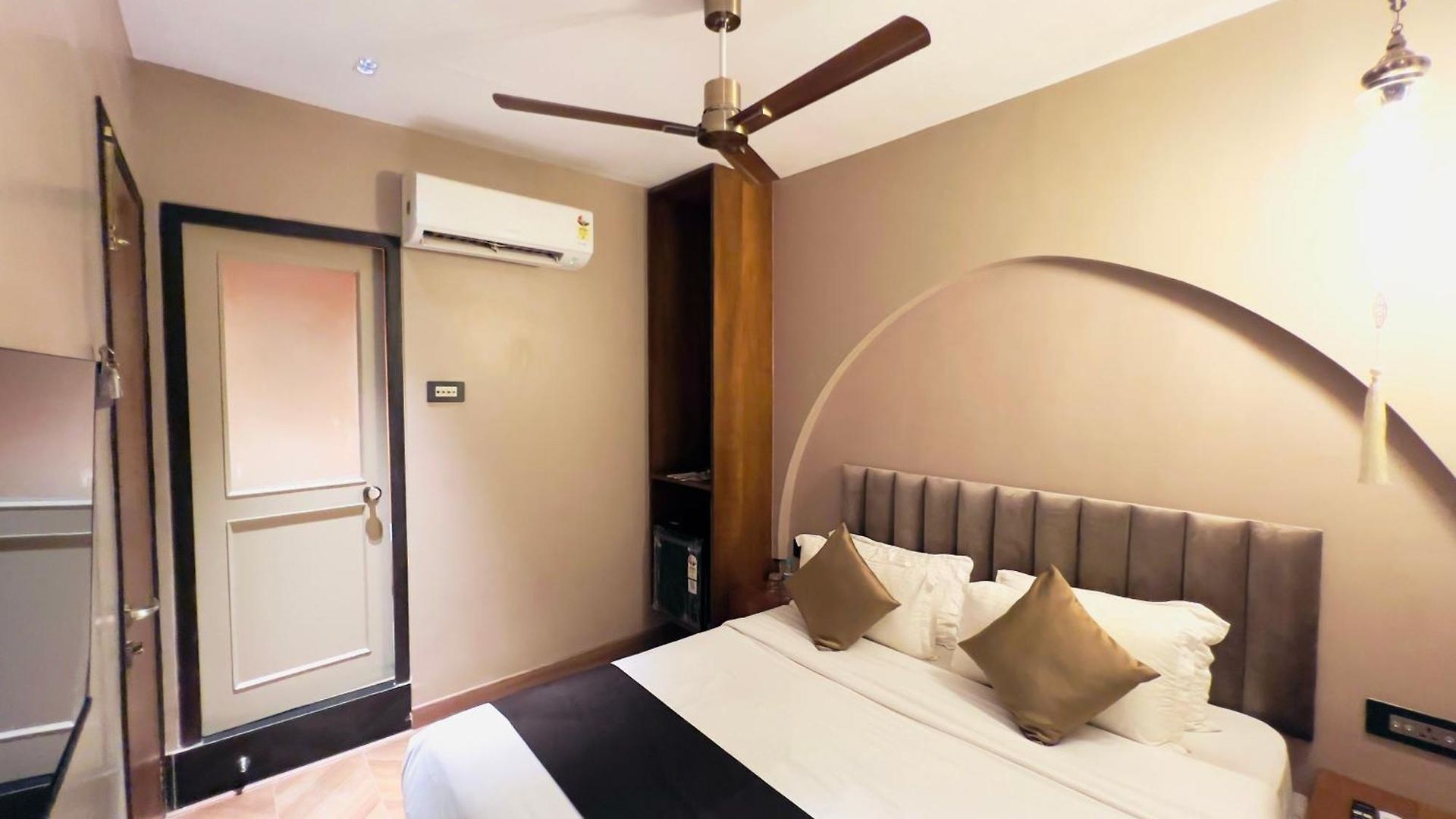 Hotel White Pearl - Colaba 3*