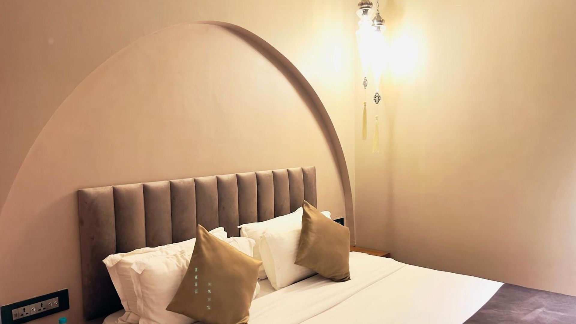 White Pearl - Colaba Hotel