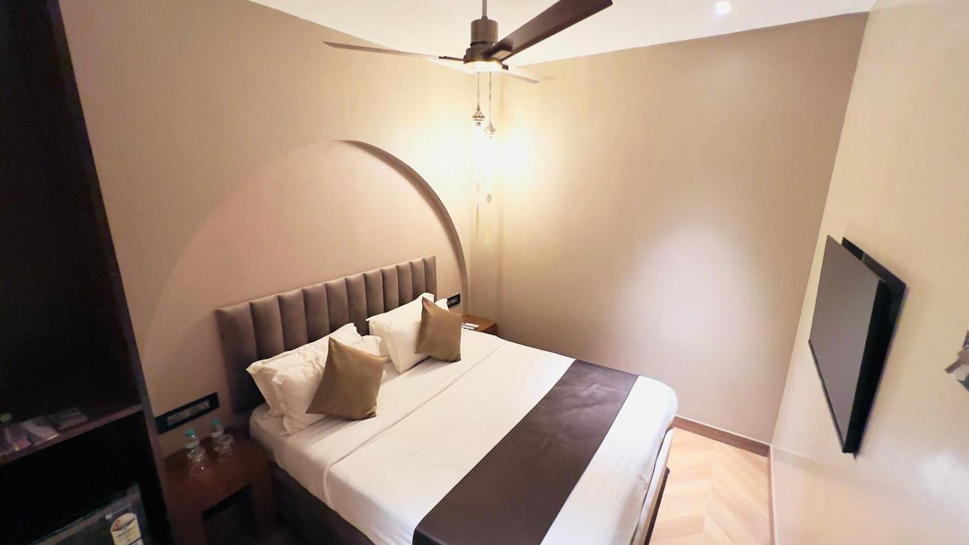 White Pearl - Colaba Hotel 3*