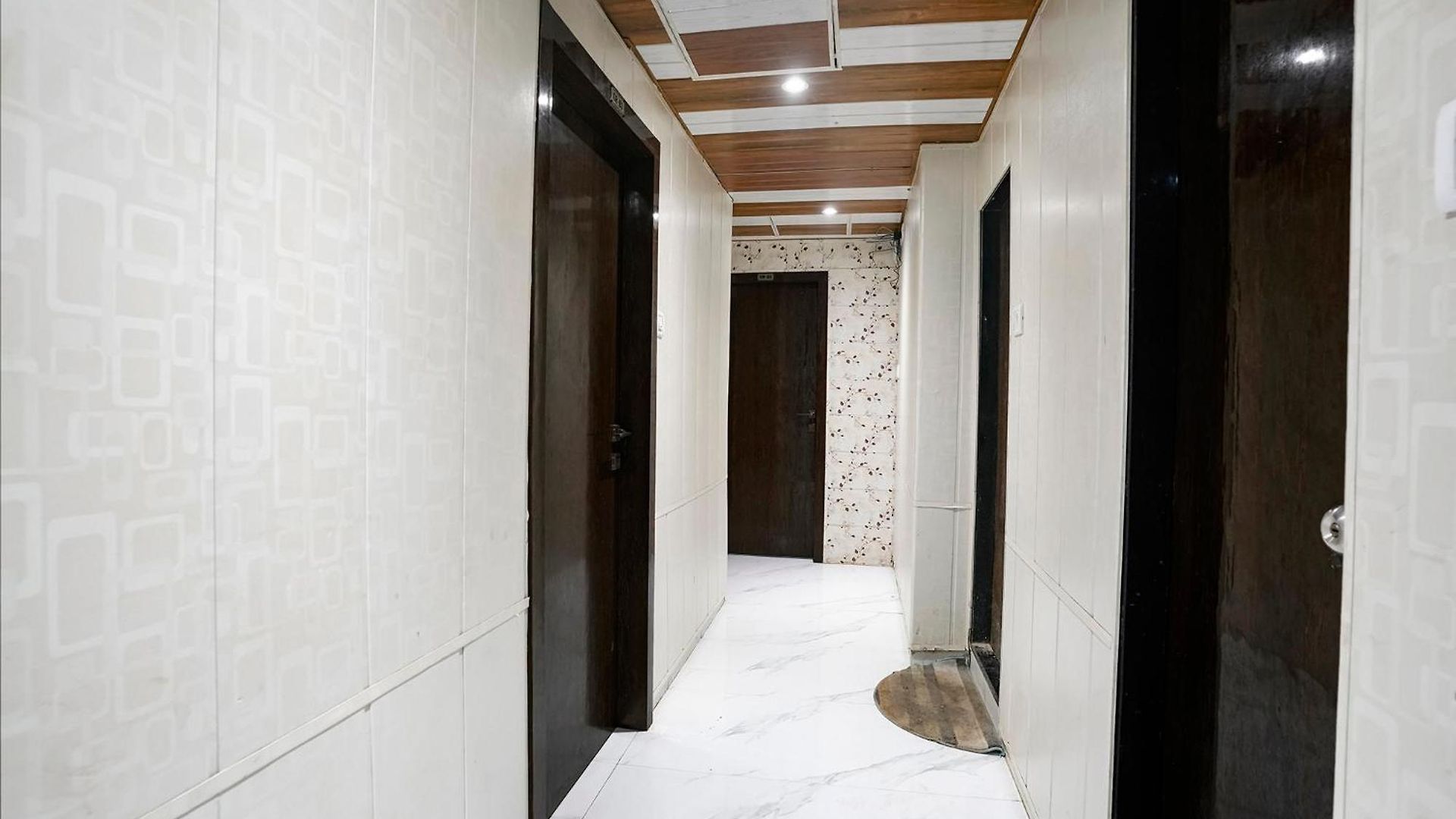 Hotel Fabhotel Hans Residency