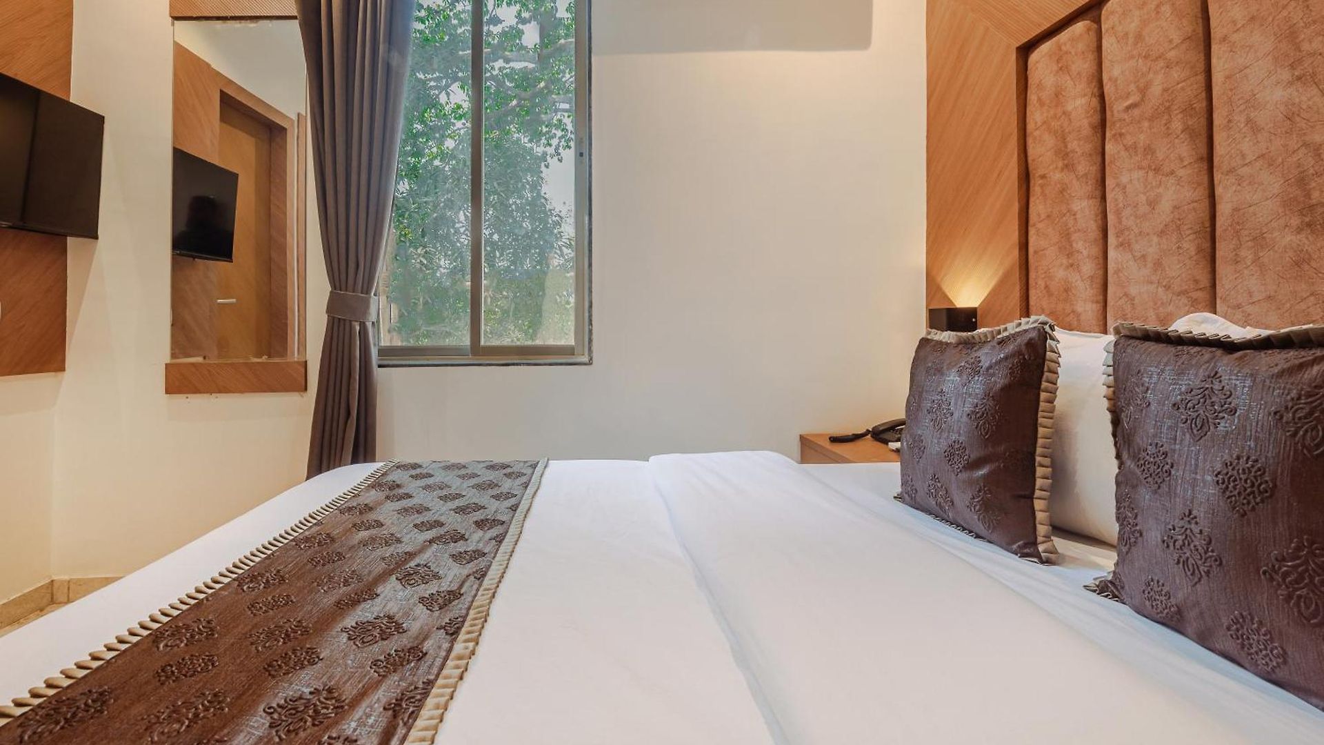 Silver Park Hotel *