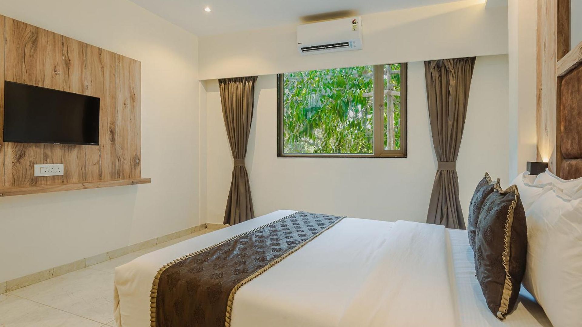 Silver Park Hotel *