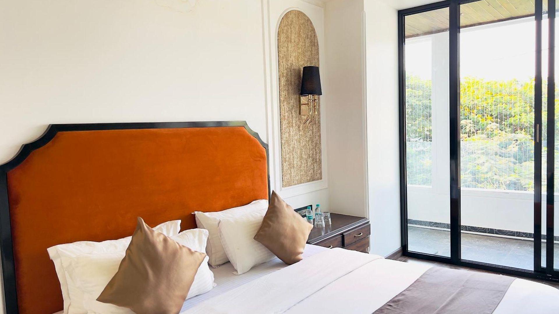 Hotel White Pearl - Colaba 3*