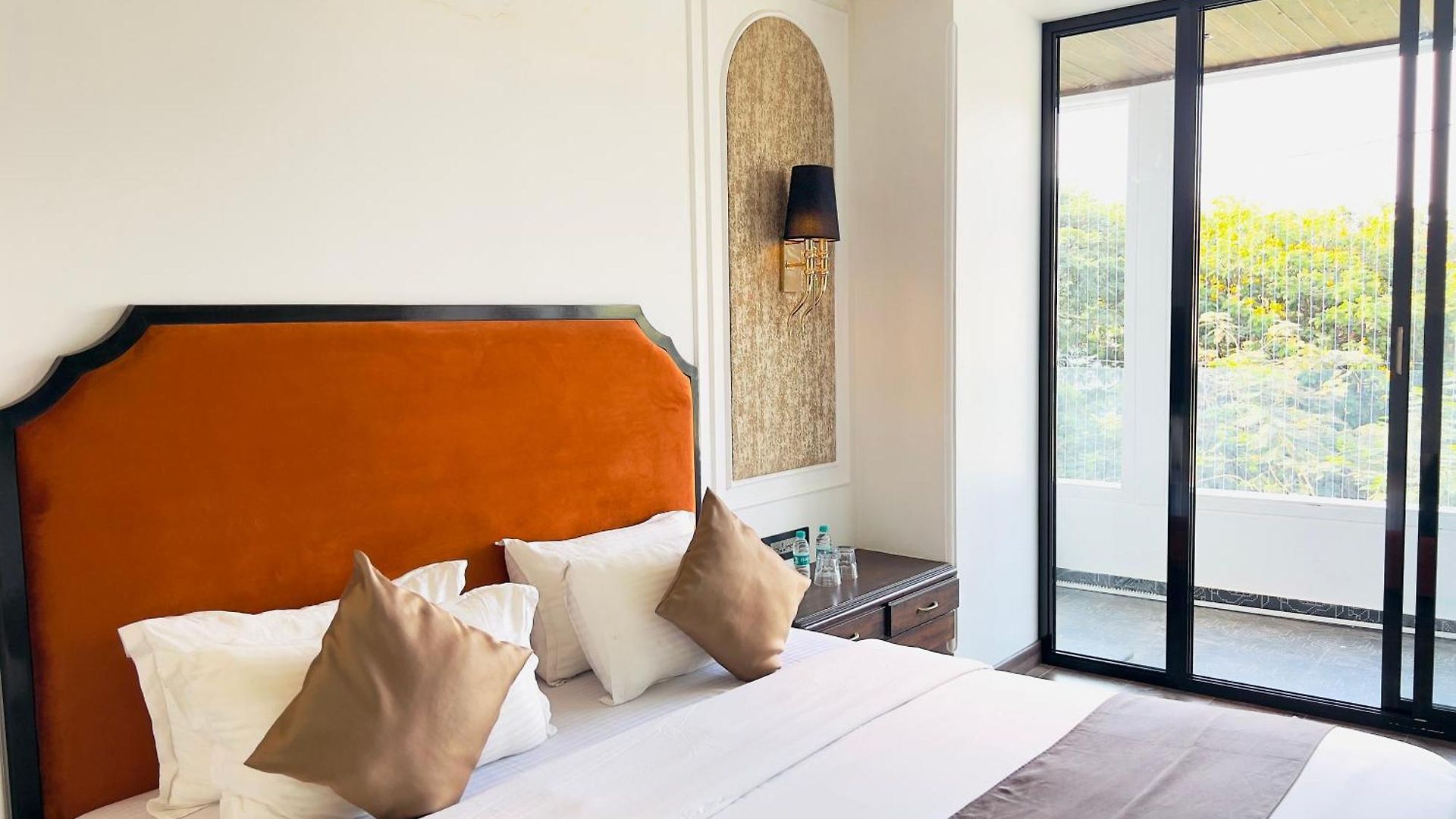Hotel White Pearl - Colaba 3*