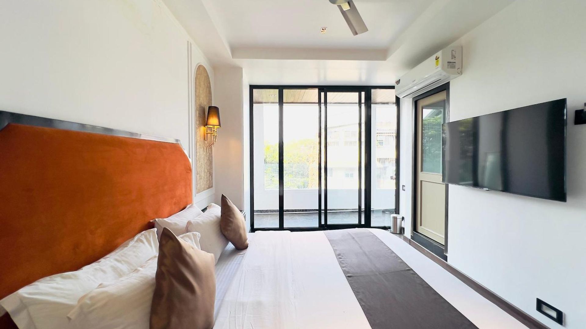 Hotel White Pearl - Colaba 3*