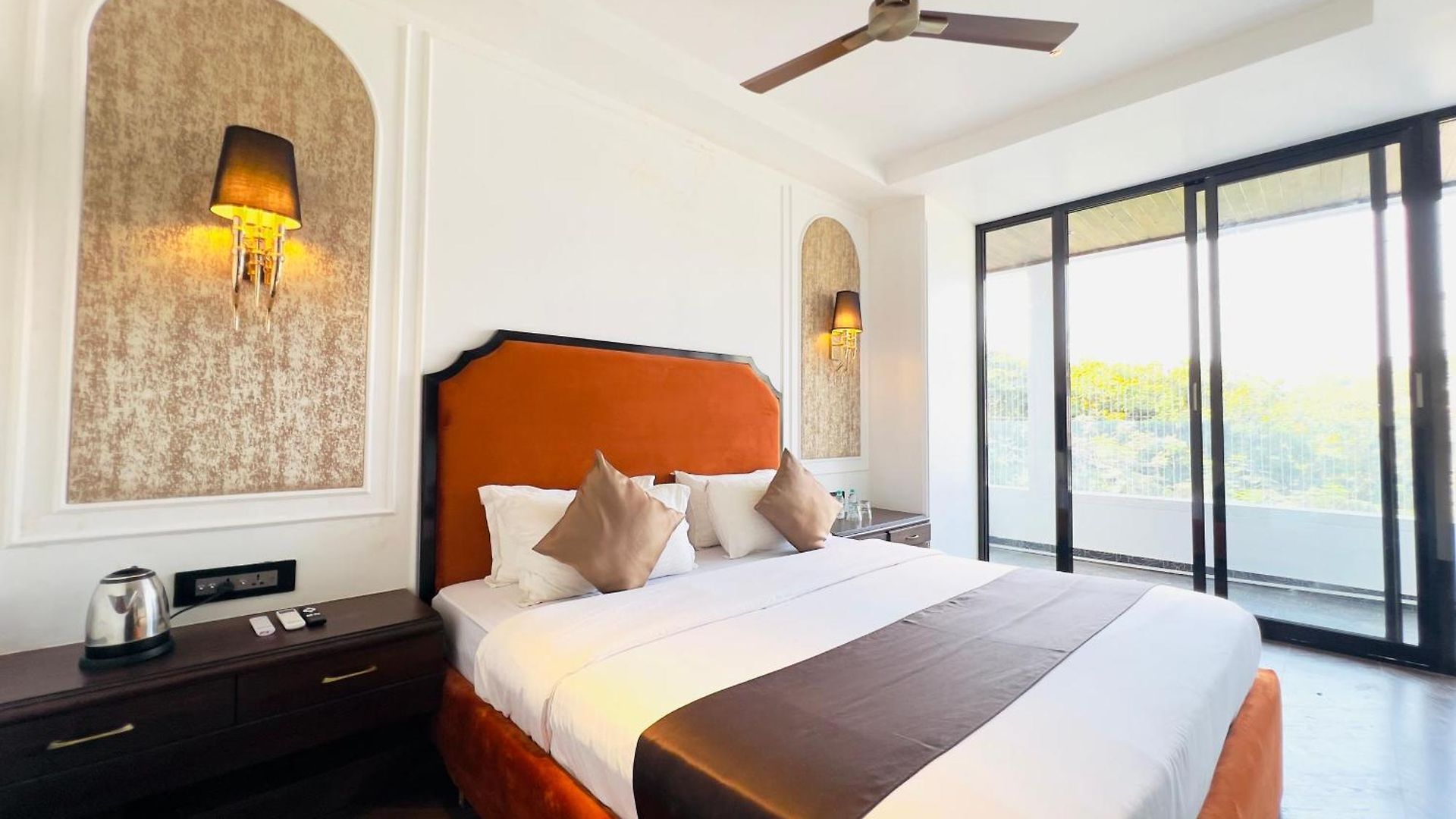 White Pearl - Colaba Hotel
