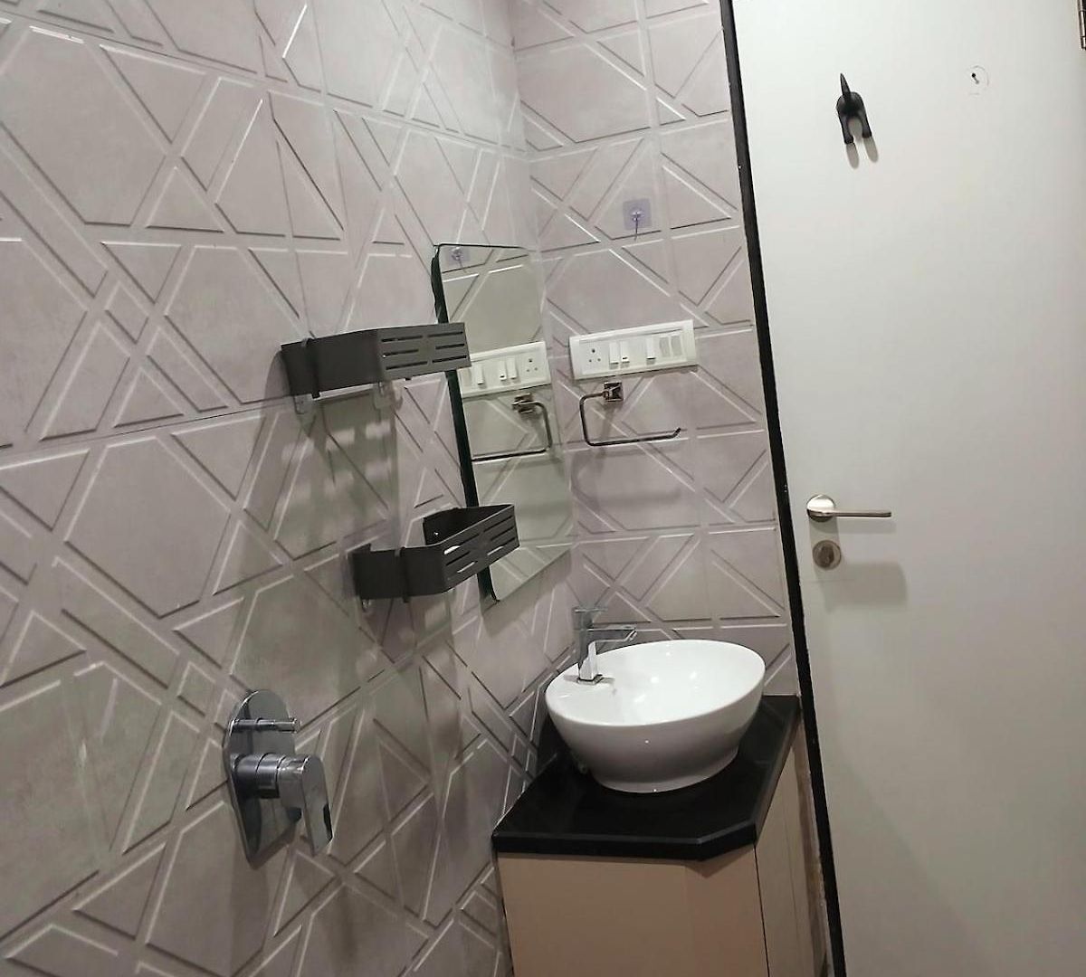 Lakefront Lounge-luxe 1bhk With 2queen Beds-2baths * Mumbai