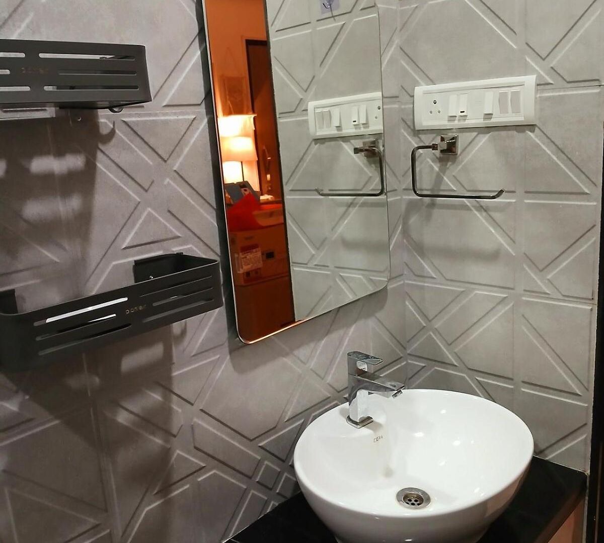 Lakefront Lounge-luxe 1bhk With 2queen Beds-2baths Mumbai