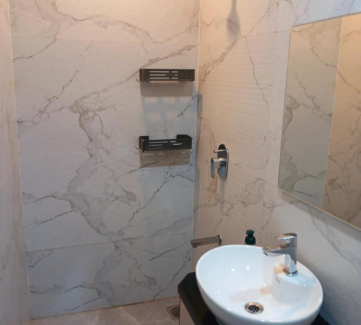 Lakefront Lounge-luxe 1bhk With 2queen Beds-2baths Apartment Mumbai