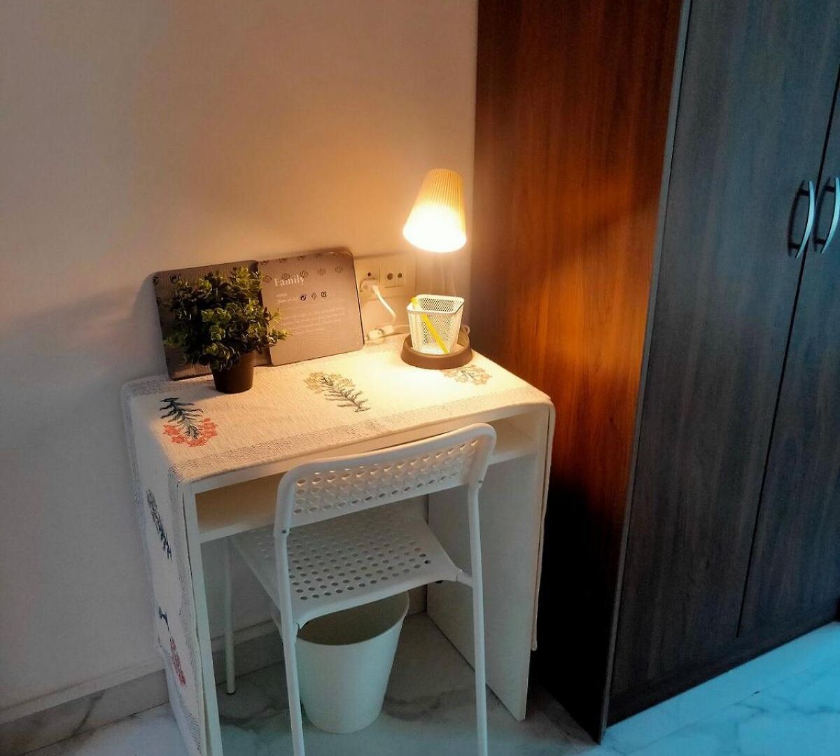 Stay-by-the-bay, 2bed Garden With Lounge Bdrm * Mumbai