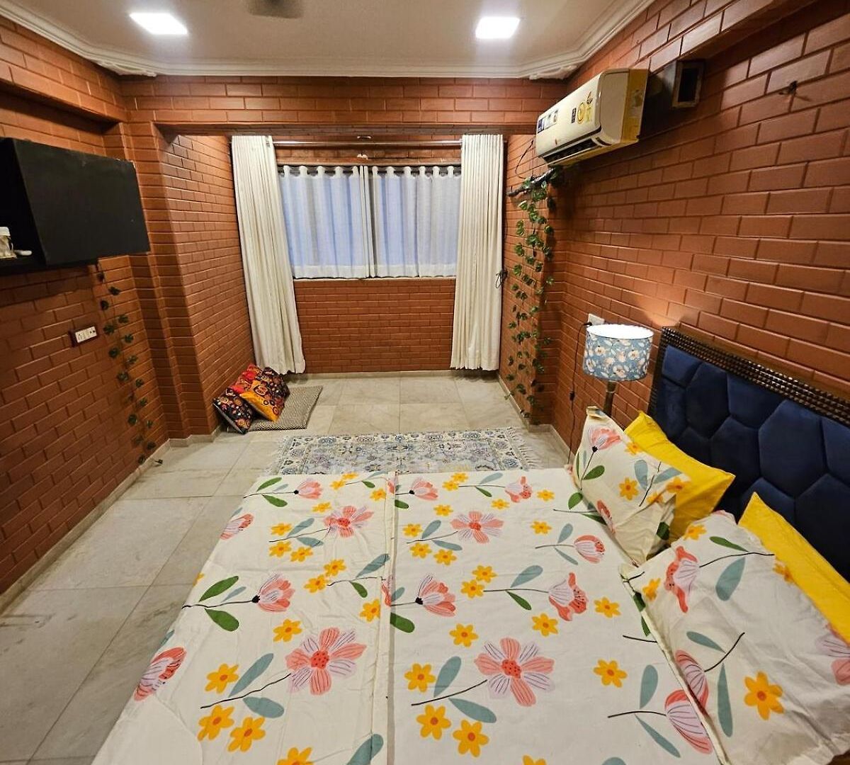 Brick Maison 1bhk With Free Parking, Juhu Bandra Apartment *