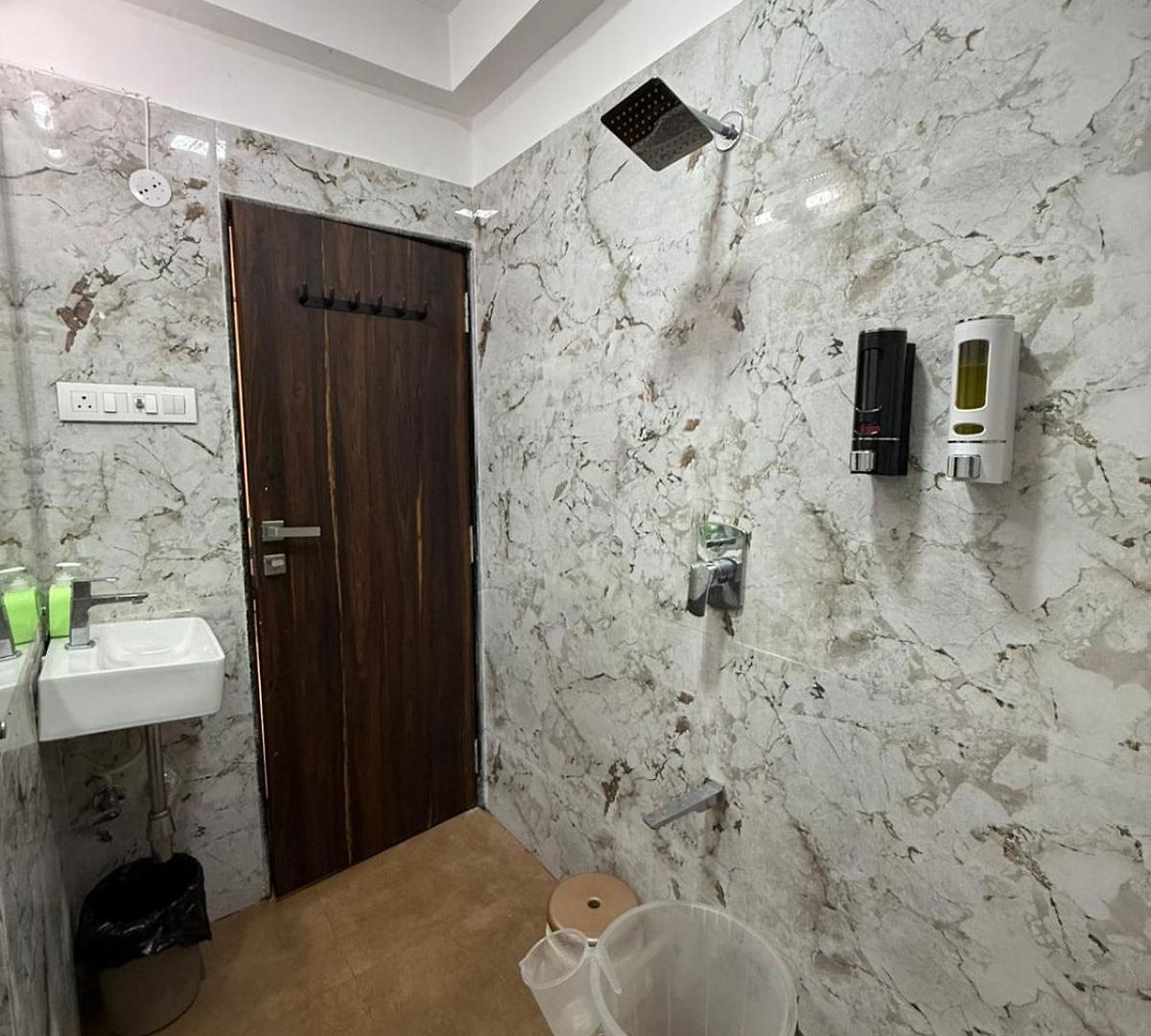 Elegant 1bhk At Bandra W Close To Lilavati Hospital 304