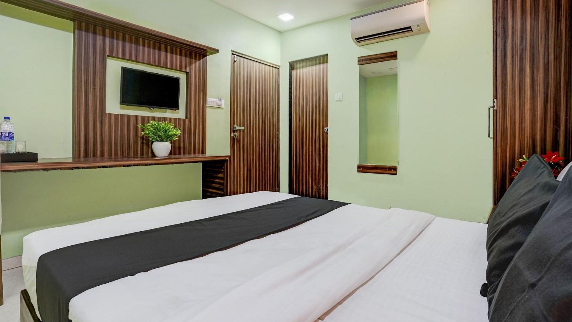 Oyo Blue Sapphire Residency Near Chhatrapati Shivaji International Airport Mumbai
