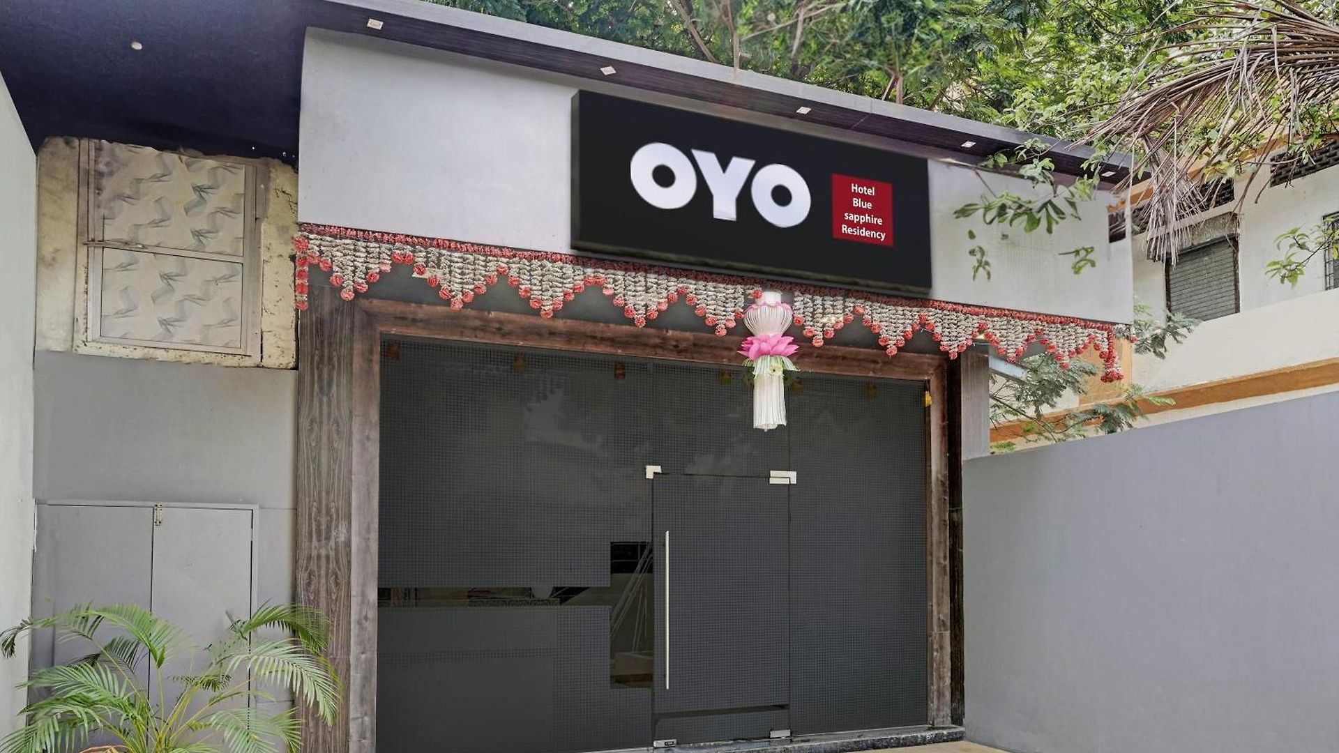 Oyo Blue Sapphire Residency Near Chhatrapati Shivaji International Airport