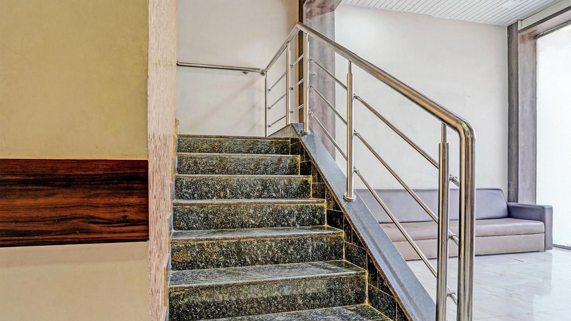 Oyo Blue Sapphire Residency Near Chhatrapati Shivaji International Airport Hotel