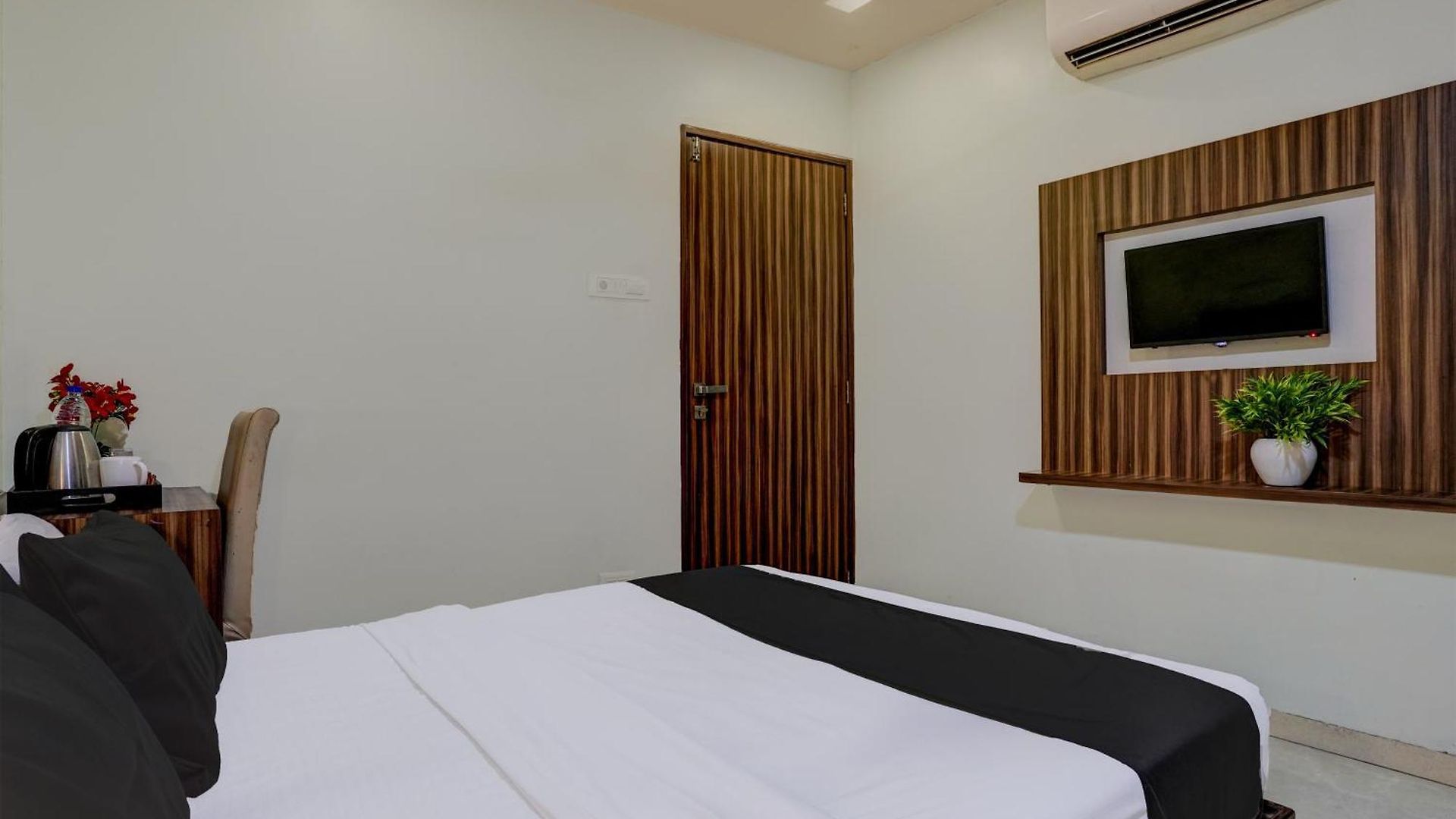 Oyo Blue Sapphire Residency Near Chhatrapati Shivaji International Airport Mumbai