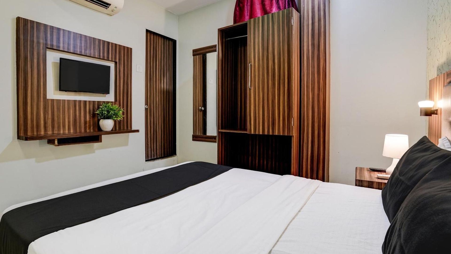 Oyo Blue Sapphire Residency Near Chhatrapati Shivaji International Airport