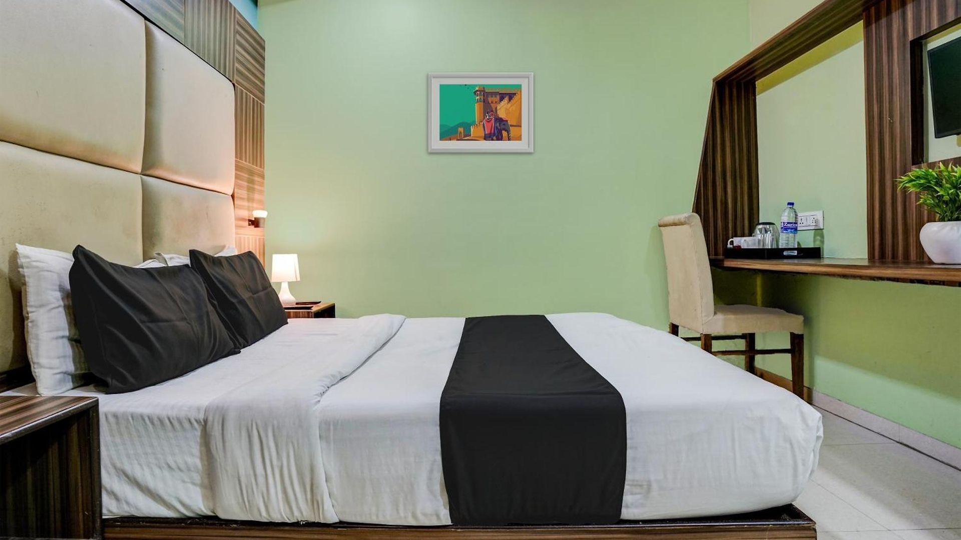 Oyo Blue Sapphire Residency Near Chhatrapati Shivaji International Airport Hotel
