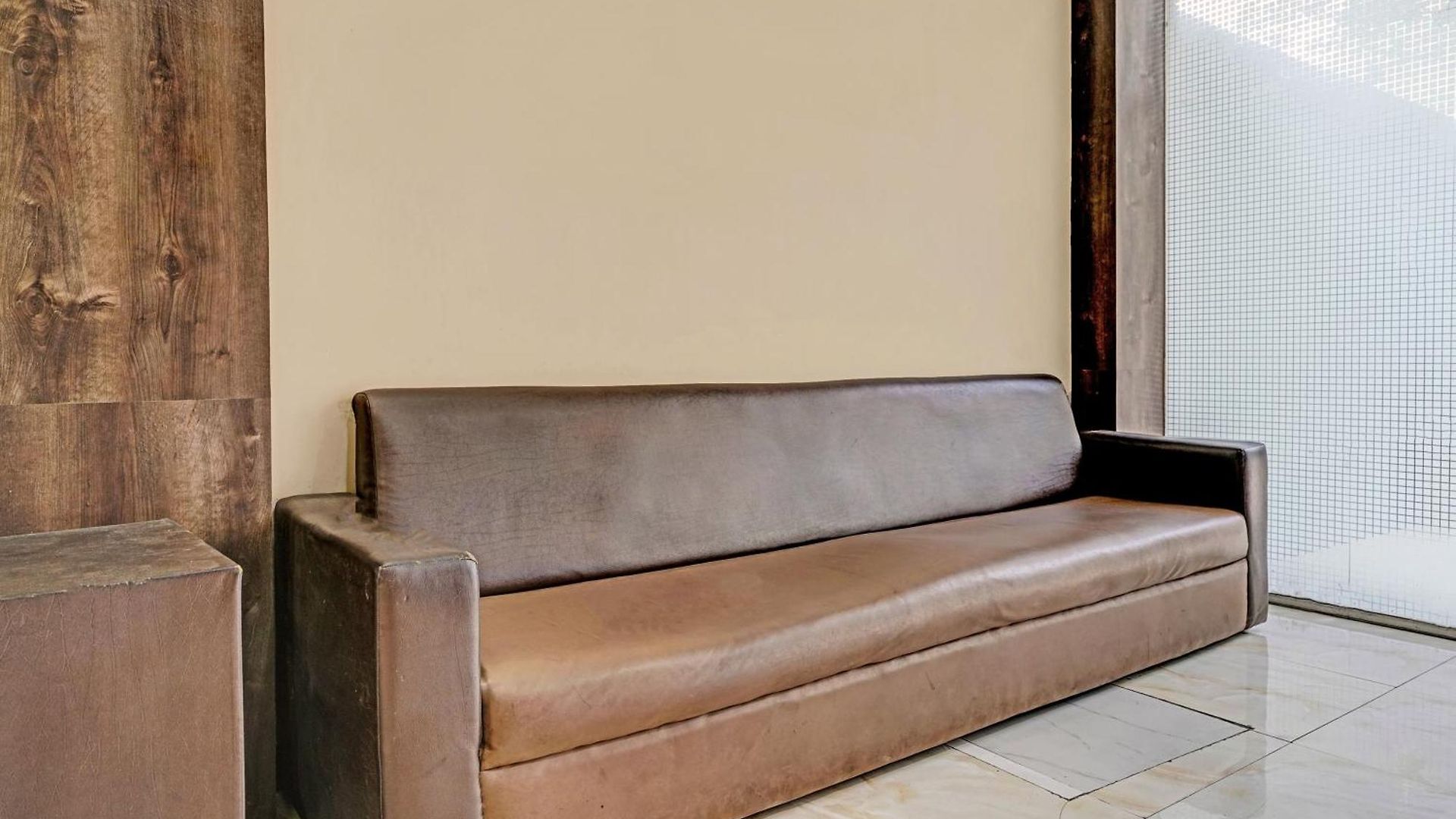 Hotel Oyo Blue Sapphire Residency Near Chhatrapati Shivaji International Airport