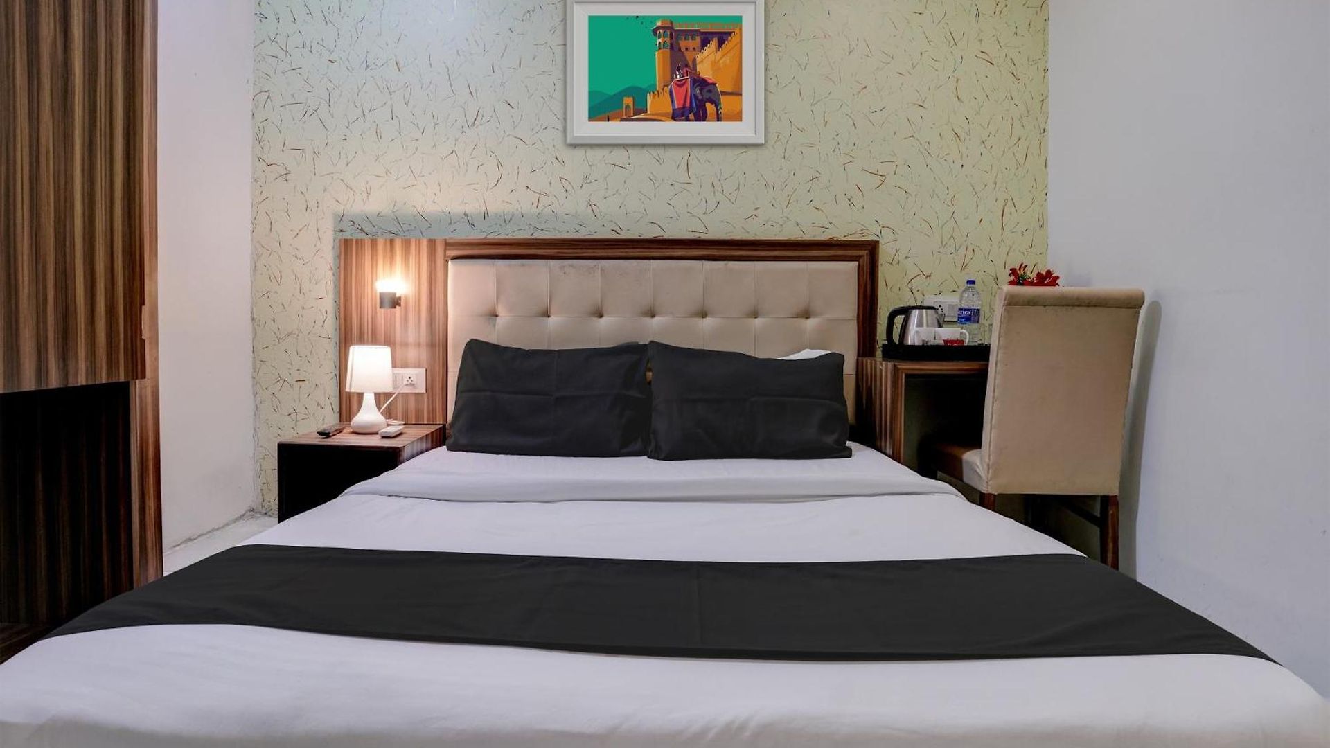 Oyo Blue Sapphire Residency Near Chhatrapati Shivaji International Airport 3*