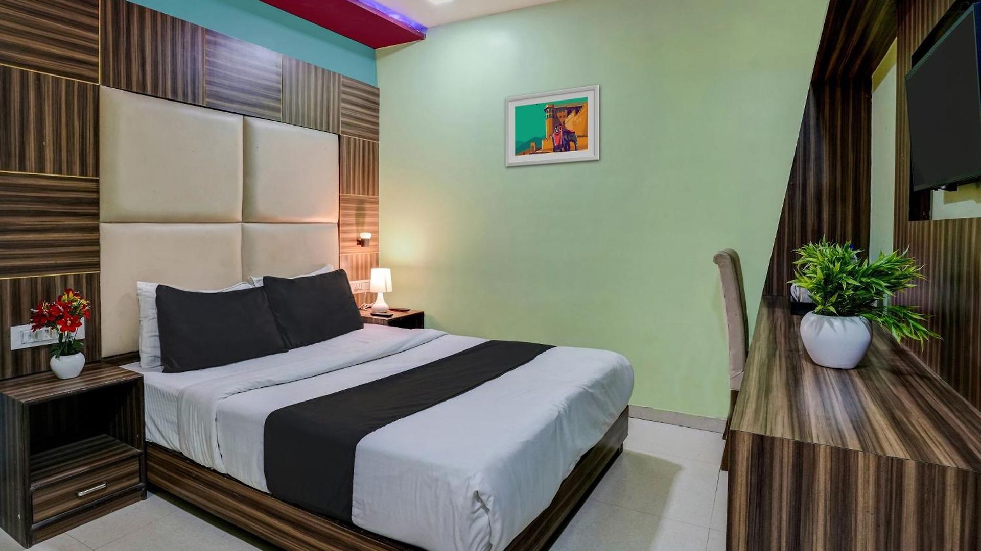 Oyo Blue Sapphire Residency Near Chhatrapati Shivaji International Airport