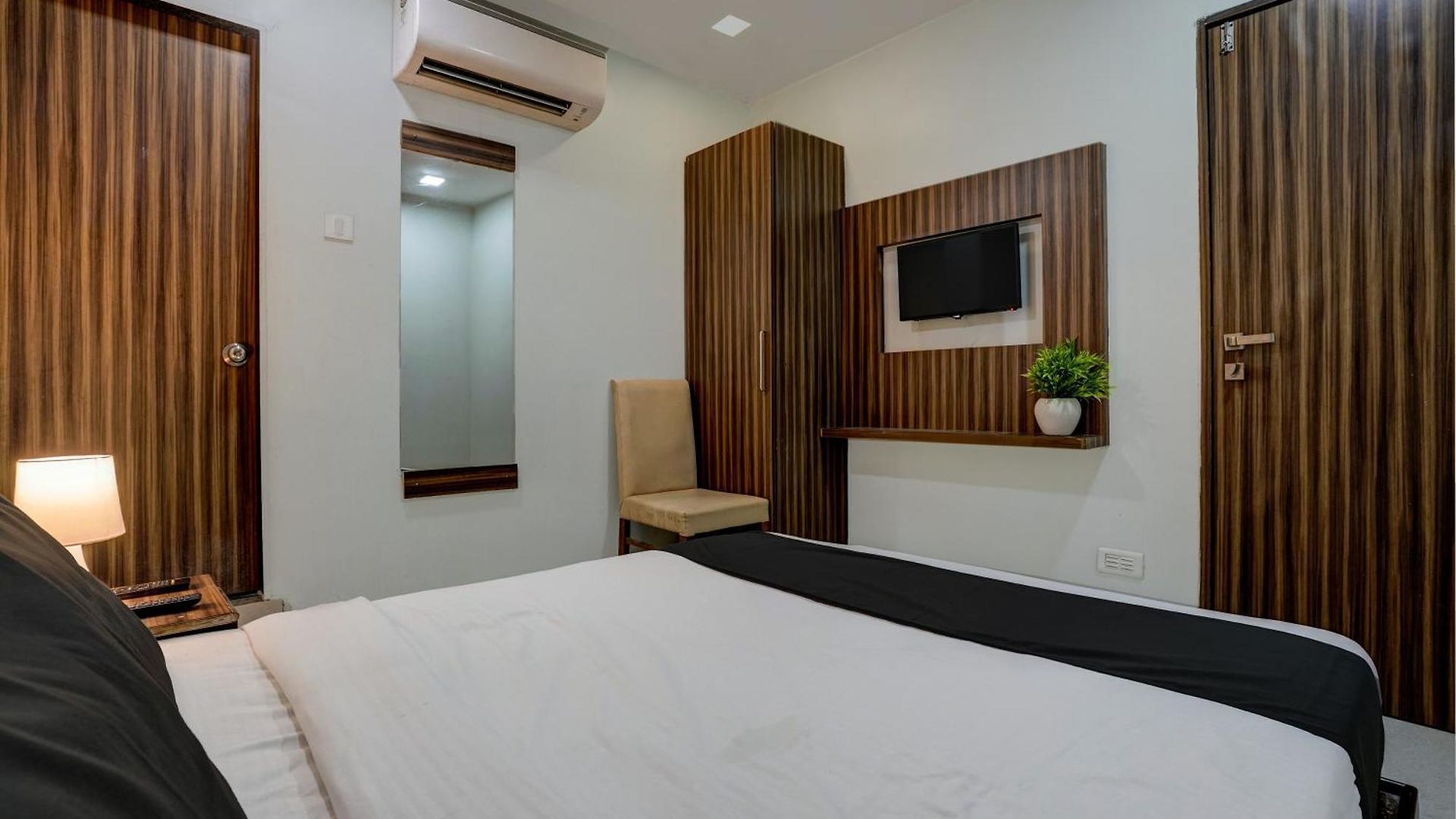 Oyo Blue Sapphire Residency Near Chhatrapati Shivaji International Airport Mumbai