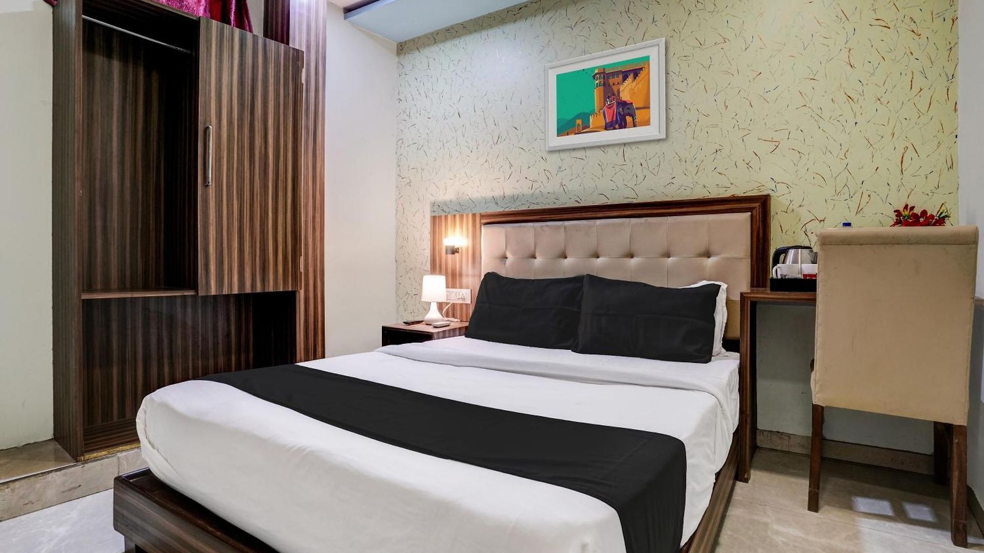 Oyo Blue Sapphire Residency Near Chhatrapati Shivaji International Airport