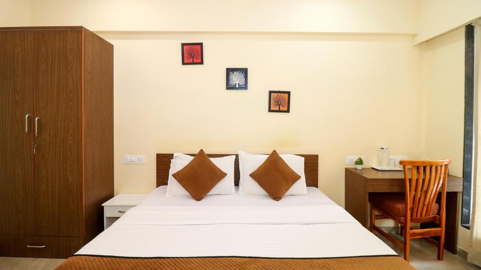 Pinakii Comfort Parle - Near Airport Apartment