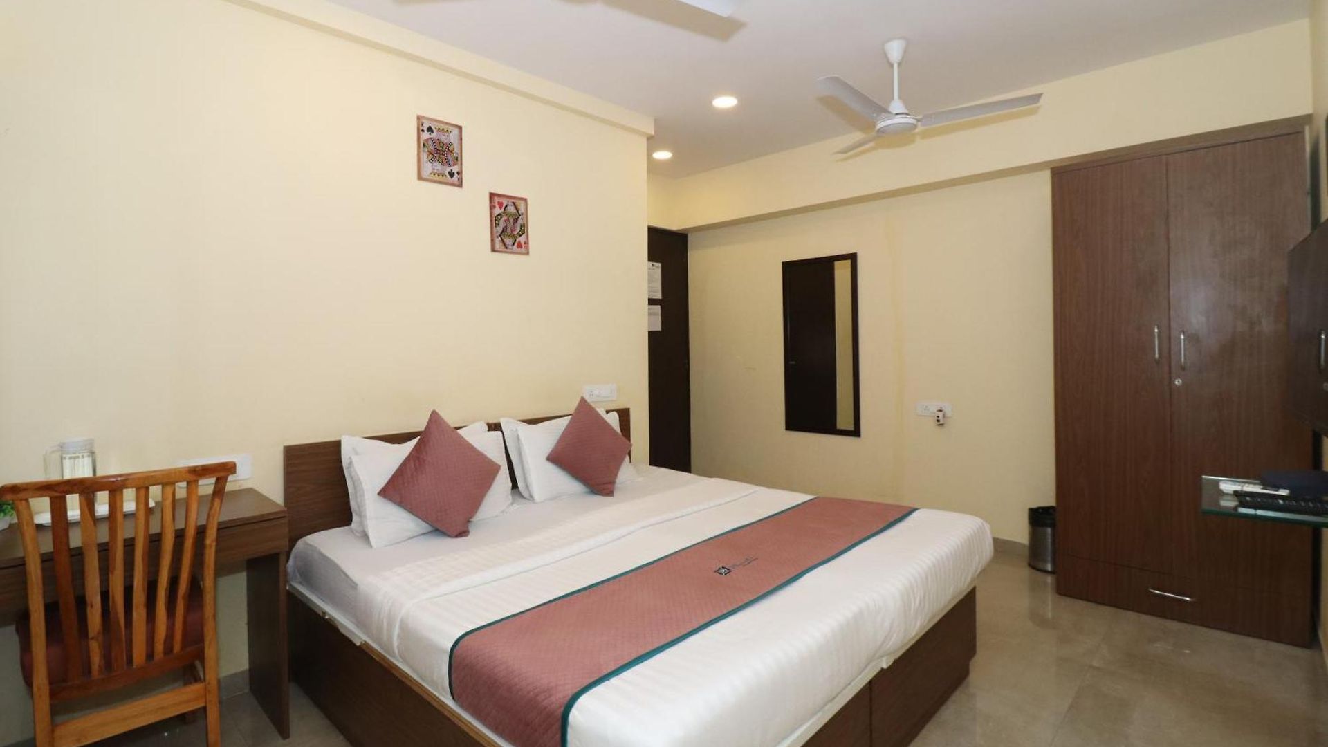 Pinakii Comfort Parle - Near Airport Apartment Mumbai