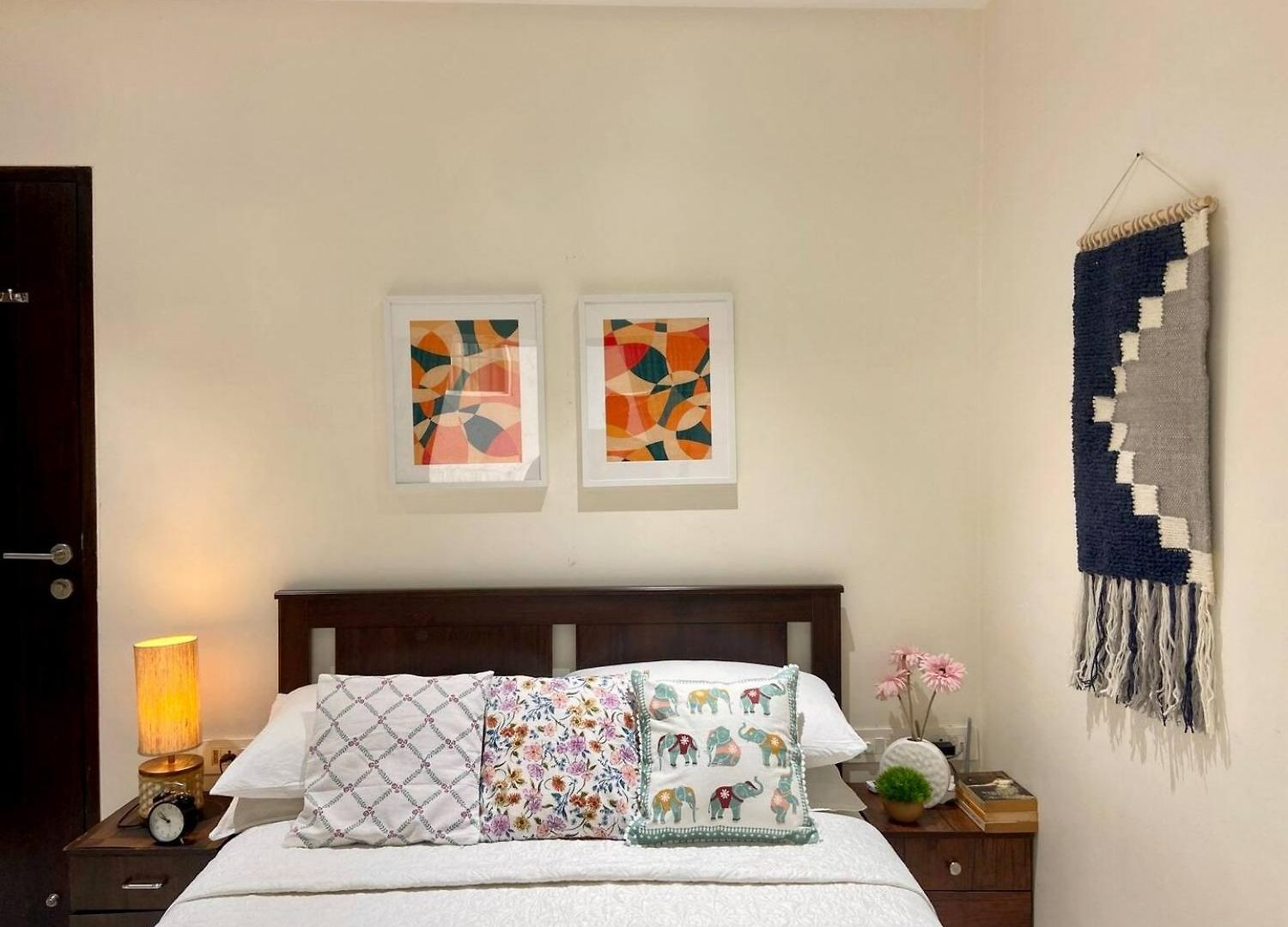Connekthomes -modern 3bed3bath In Prime Bandra Neighborhood
