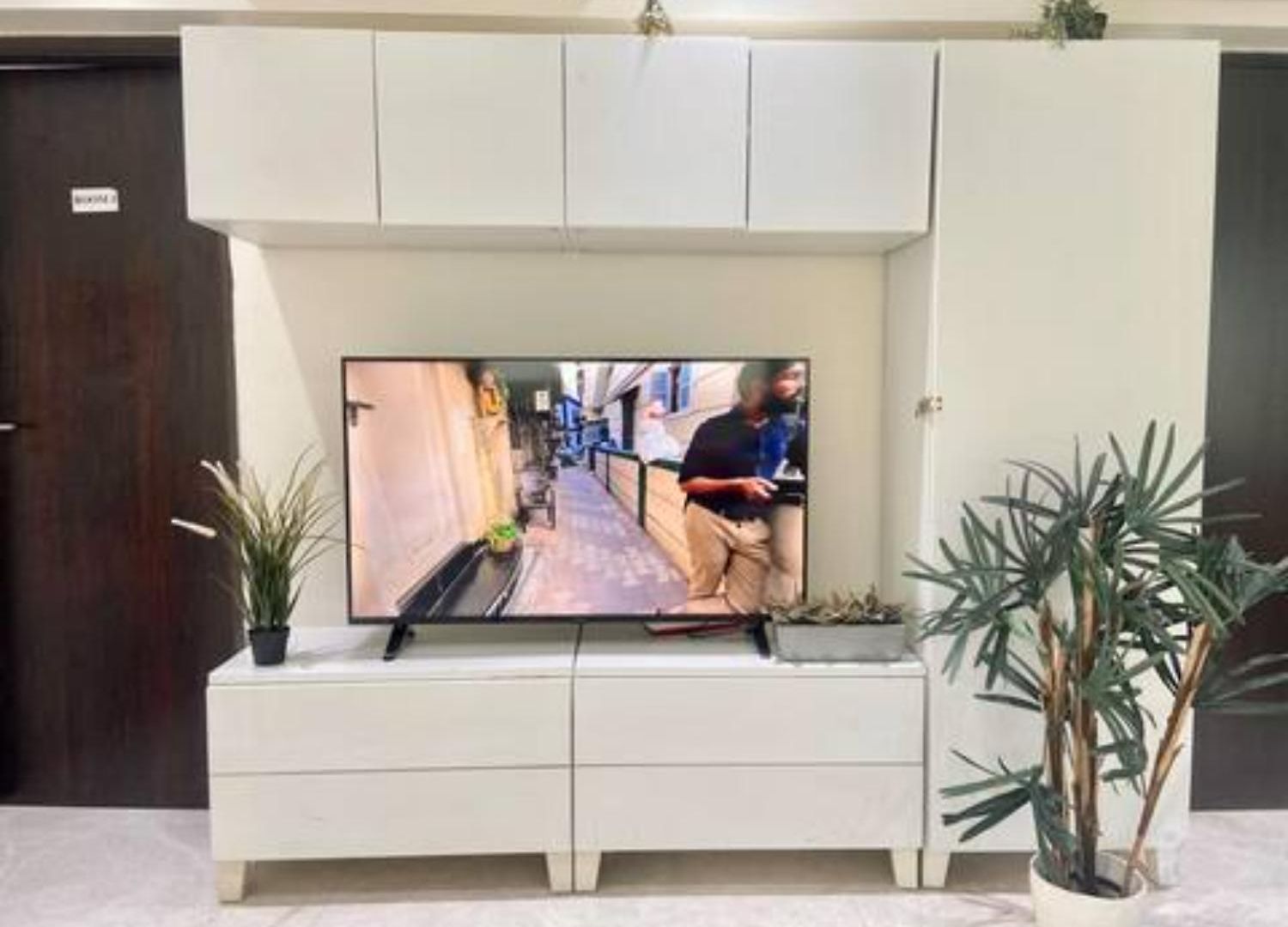 Connekthomes -modern 3bed3bath In Prime Bandra Neighborhood *