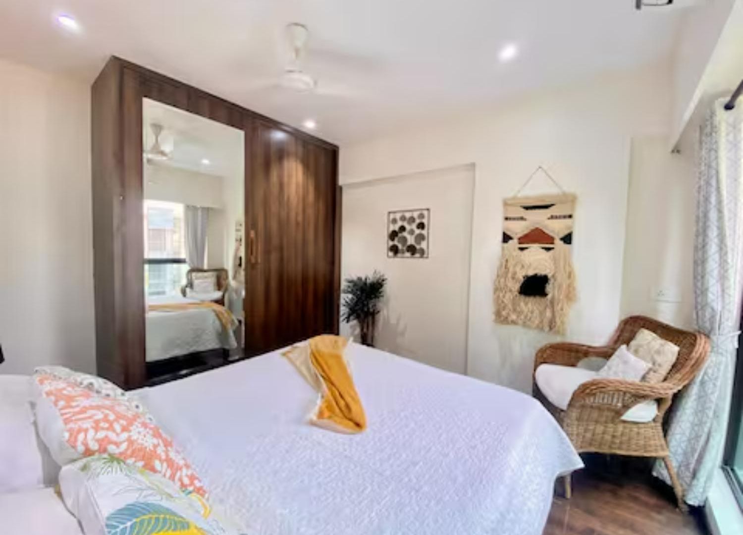 Connekthomes -modern 3bed3bath In Prime Bandra Neighborhood Mumbai