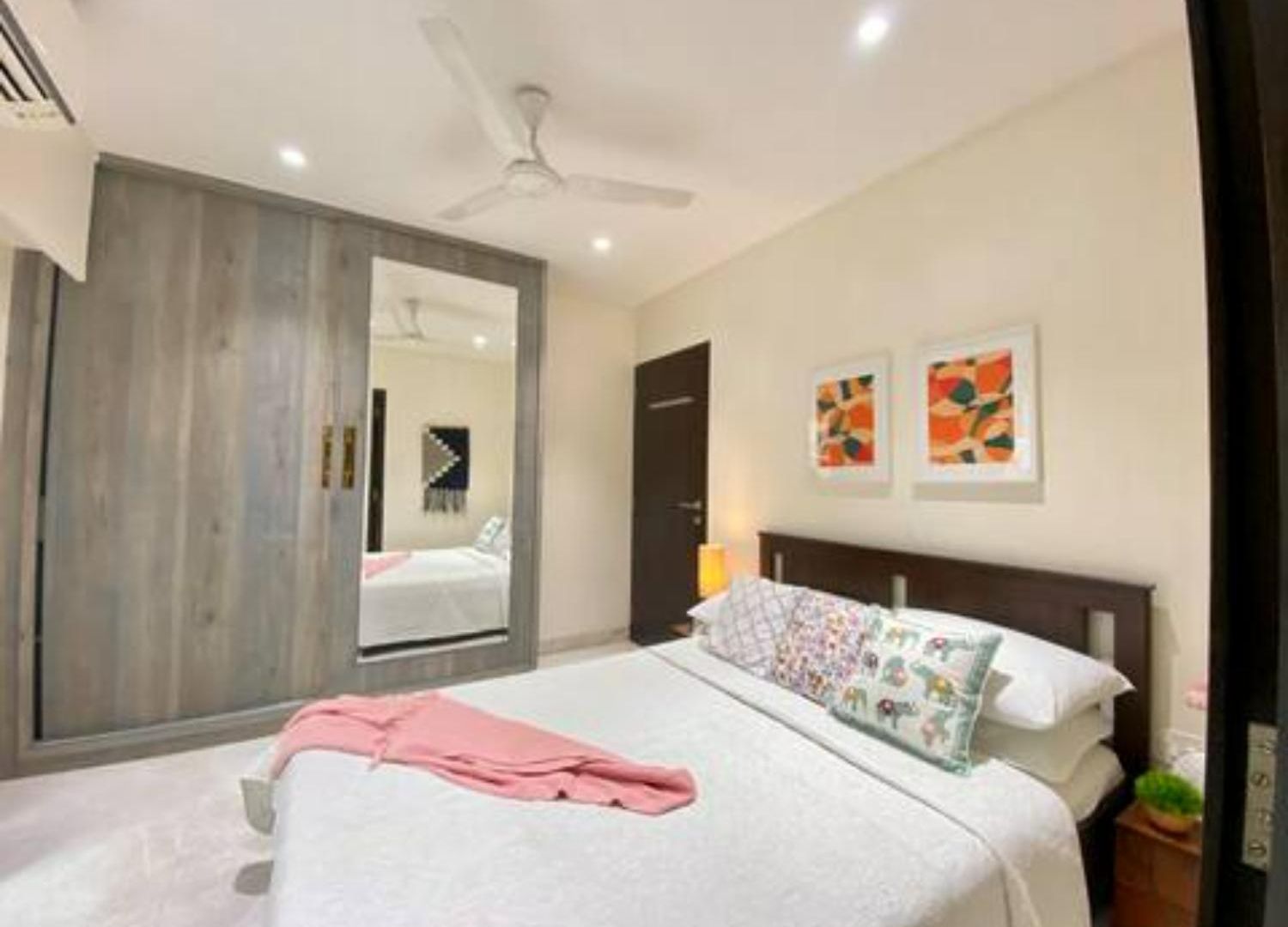 Connekthomes -modern 3bed3bath In Prime Bandra Neighborhood