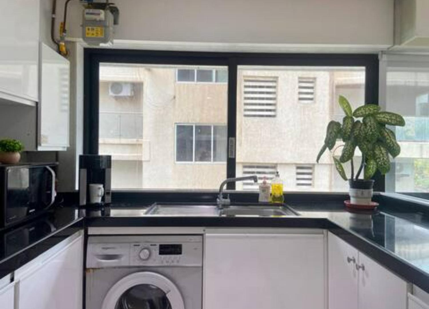 Connekthomes -modern 3bed3bath In Prime Bandra Neighborhood Mumbai