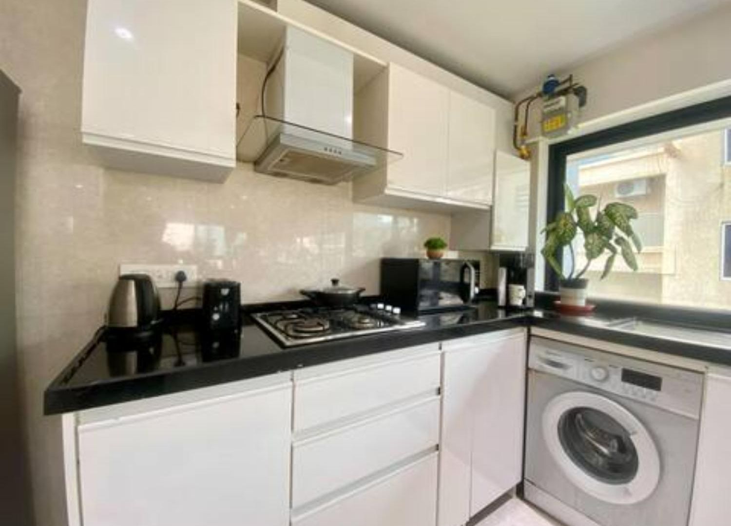 Connekthomes -modern 3bed3bath In Prime Bandra Neighborhood *