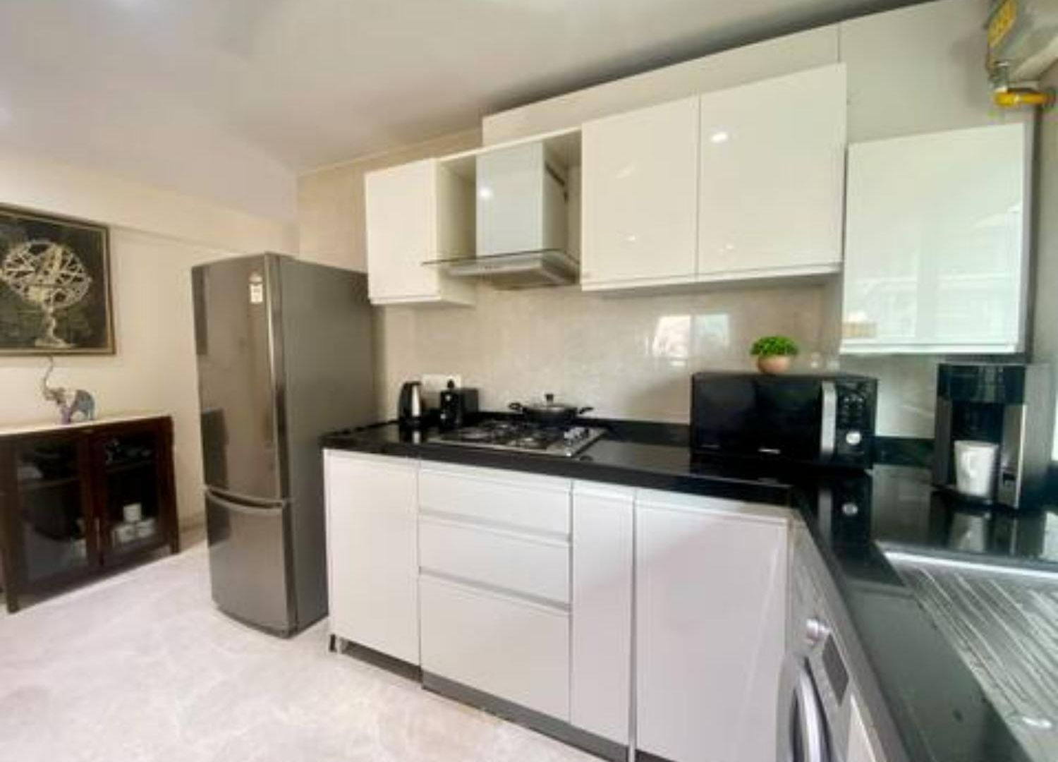 Connekthomes -modern 3bed3bath In Prime Bandra Neighborhood