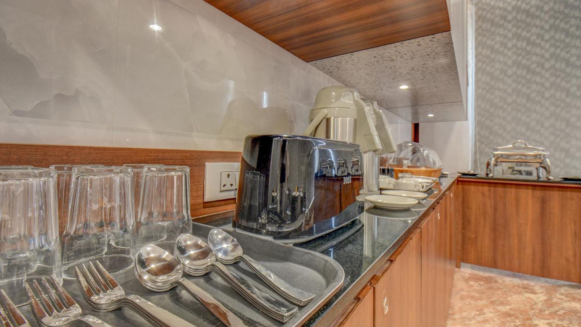 Staywood Suites, Hotel
