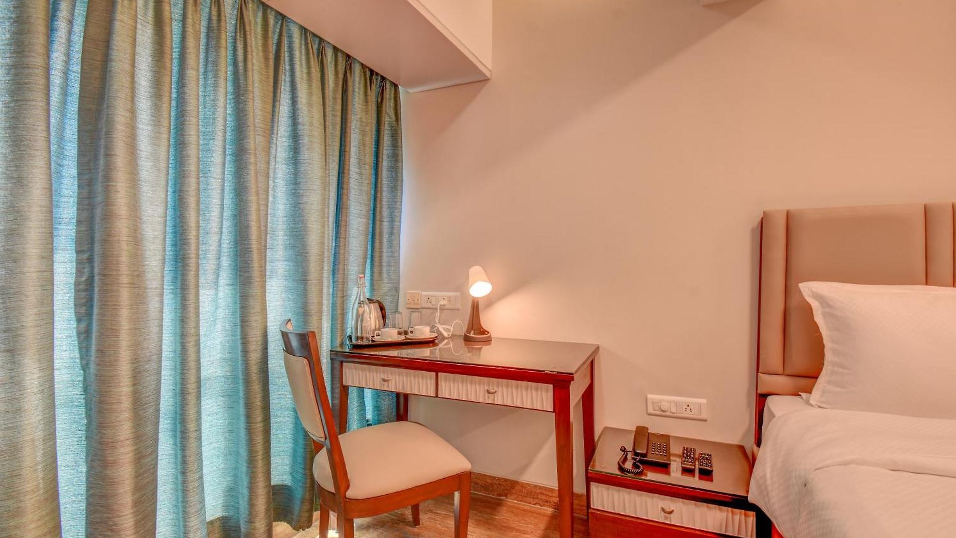 Staywood Suites, Hotel