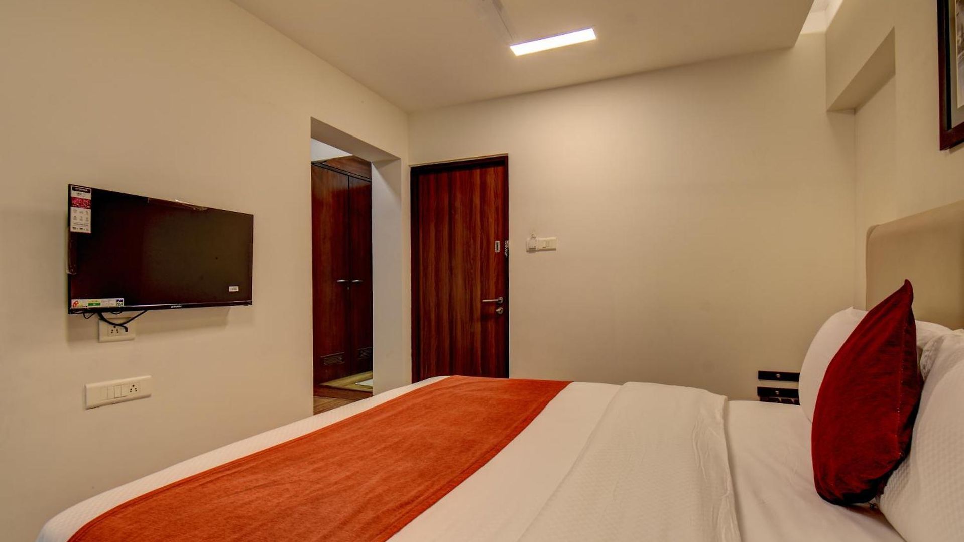 Hotel Staywood Suites,