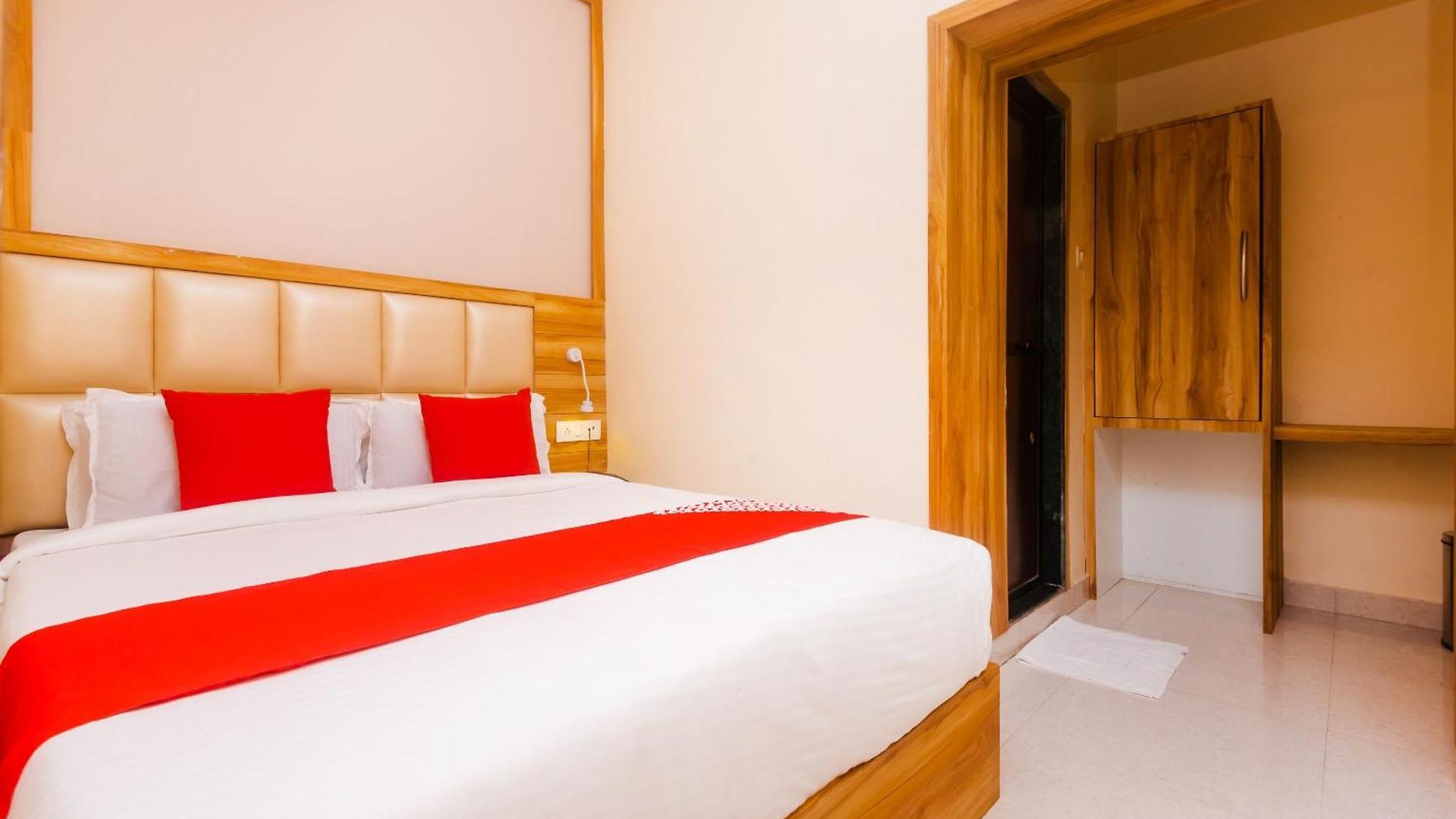Hotel Sun Near Saifee Hospital And Hn Reliance Hospital 3*