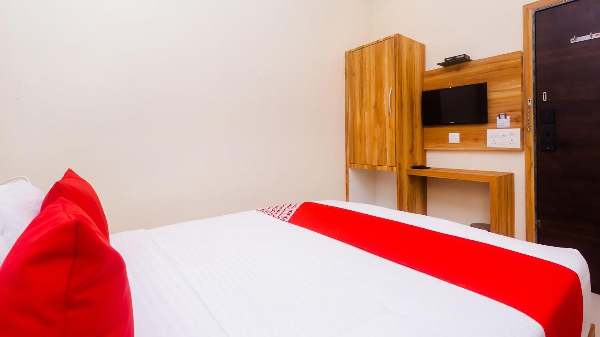 Hotel Sun Near Saifee Hospital And Hn Reliance Hospital 3*