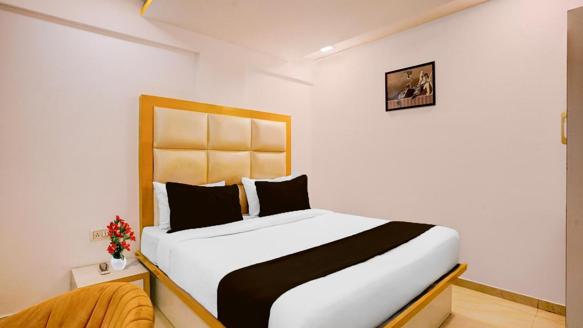 Hotel Collection O Andheri West Near Kokilaben Hospital